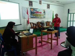 dr. ahmad Haspiani, M.MKes sedang menyampaikan materi