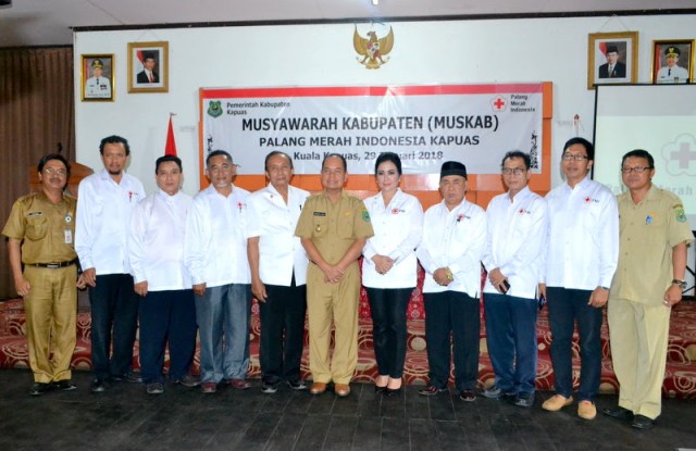 Foto Bersama Bupati Kapuas beserts Pengurus PMI Kabupaten Kapuas Masa Bakti 2016-2017.