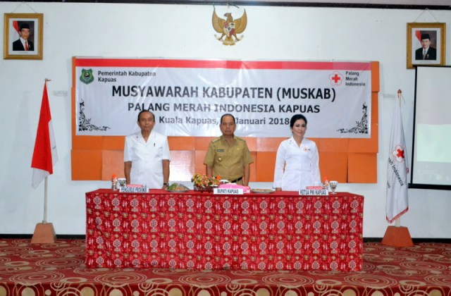 Foto pada saat pembukaan MUSKAB. Foto dari Kiri Pengrus PMI Kalimantan Ten gah, Bupati Kapuas dan Ketua PMI Kabupaten Kapuas
