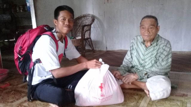 Penyaluran Sembako di Desa Anjir Serapat Barat